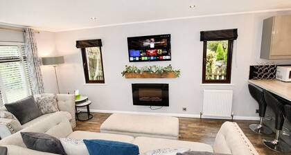 Grasmere 12, White Cross Bay, midway between Ambleside & Windermere with hot tub