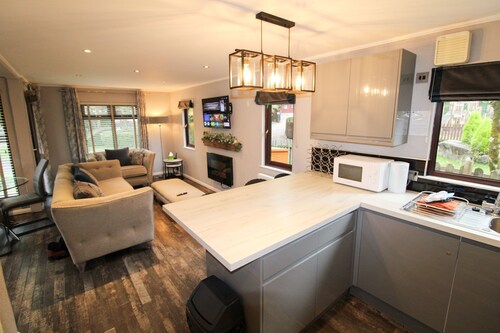 Grasmere 12, White Cross Bay, midway between Ambleside & Windermere with hot tub