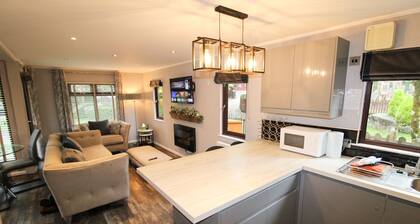 Grasmere 12, White Cross Bay, midway between Ambleside & Windermere with hot tub