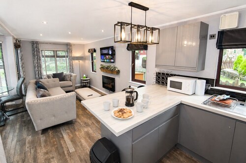Grasmere 12, White Cross Bay, midway between Ambleside & Windermere with hot tub
