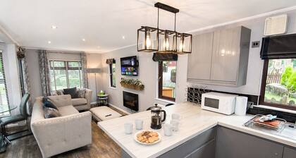 Grasmere 12, White Cross Bay, midway between Ambleside & Windermere with hot tub