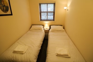 2 bedrooms, iron/ironing board, free WiFi, bed sheets - Cedarfell, a ground floor centrally located apartment in Keswick (Keswick)