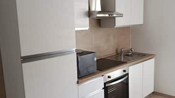 Kühlschrank, Mikrowelle, Herdplatte, Kochgeschirr/Geschirr/Besteck