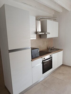 Fridge, microwave, stovetop, cookware/dishes/utensils