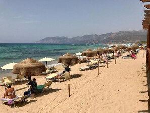 A beach with thatched umbrellas and sun loungers. - Via Roma 50 - Apartment 10 (Nuraxi Figus)