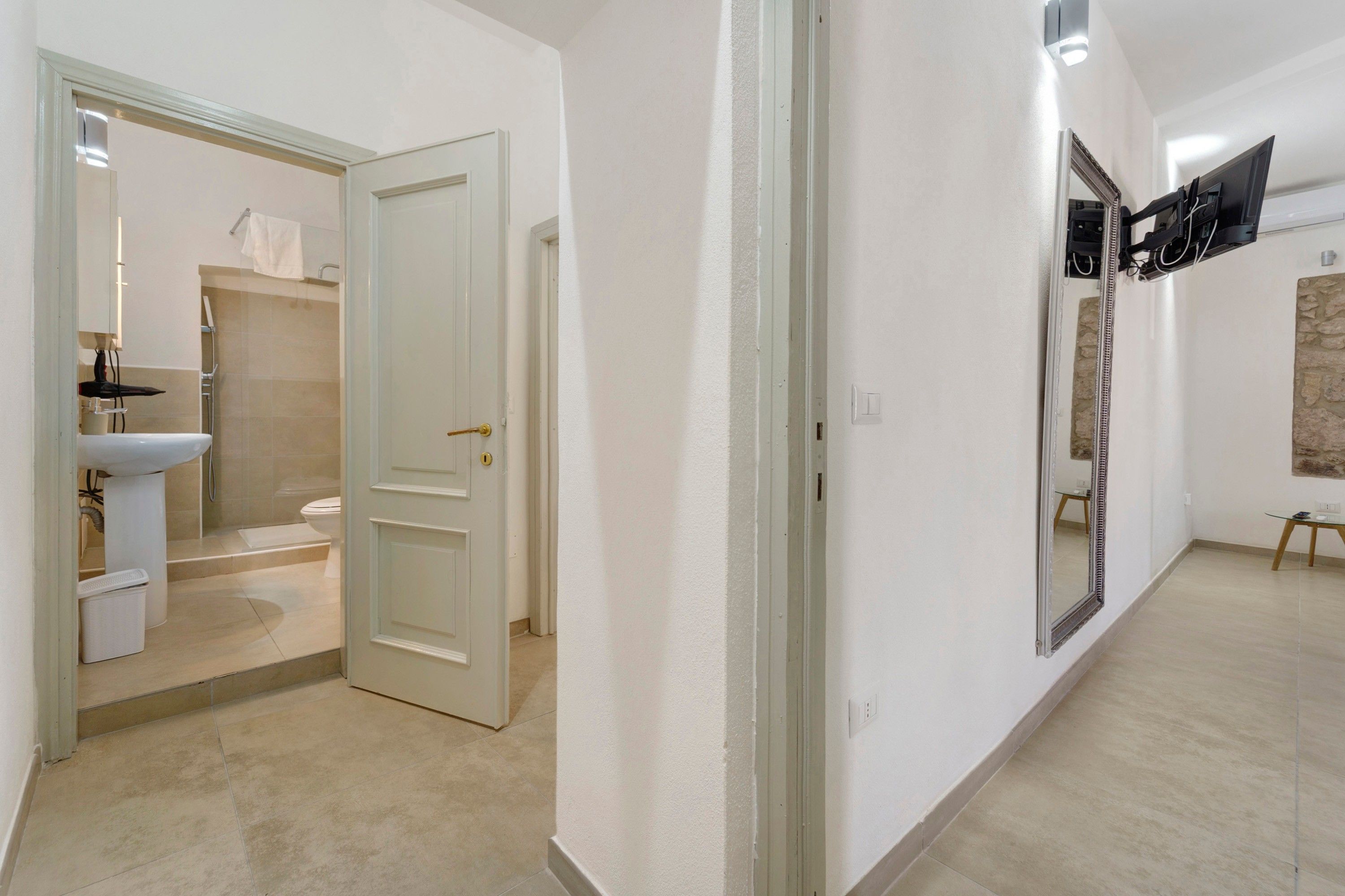 Ein Badezimmer mit Toilette, Waschbecken und Dusche.