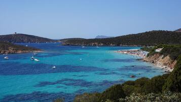 Una spiaggia nelle vicinanze