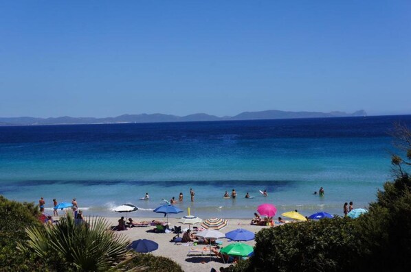A beach with people, umbrellas, and a clear view of the sea. - Via Roma 50 - Apartment 10 (Nuraxi Figus)