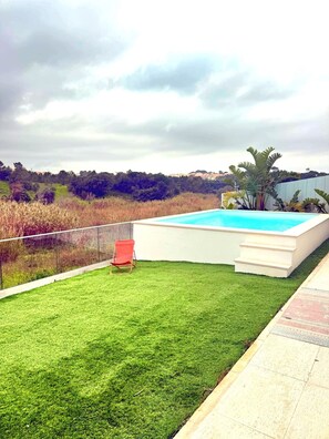 Outdoor pool, a heated pool - Place of Peace (Sesimbra)