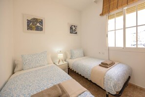 4 bedrooms, iron/ironing board, Internet, bed sheets - Vacation home in Nerja Medina, Torrecilla Beach (Málaga)