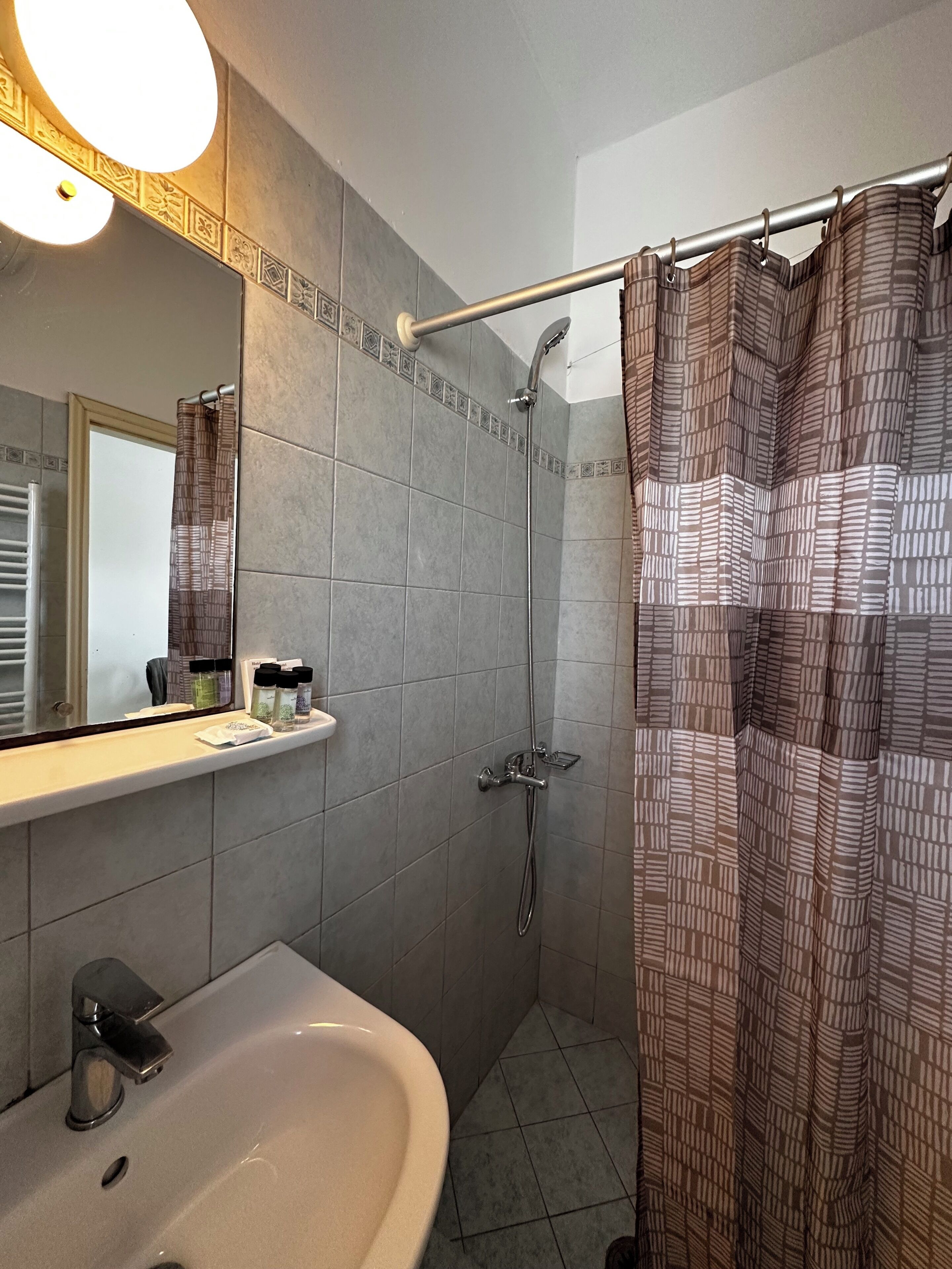 Séchoir à cheveux, serviettes fournies, savon, papier de toilette