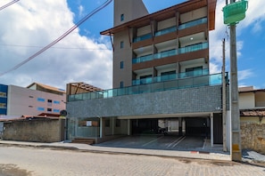 A modern building with a glass balcony and a gated entrance. - Villa Del Mar #206 - Quadruple by Carpediem (Ipojuca)