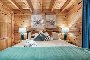 2 habitaciones, escritorio y tabla de planchar con plancha 