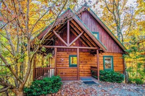 Exterior - *Relaxing  2BD Cabin Near TOWN | Hot Tub + VIEWS* (Pigeon Forge)