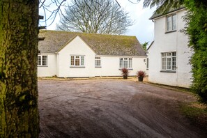 Situated next to the owner's home, guest privacy will always be fully respected - Wynmere Cottage - Chipping Norton, sleeps 4 guests  in 2 bedrooms (Chipping Norton)
