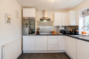 The modern and well-equipped kitchen - Wynmere Cottage - Chipping Norton, sleeps 4 guests  in 2 bedrooms (Chipping Norton)