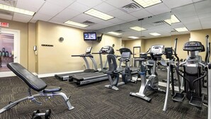 Una palestra con tapis roulant, ellittiche e macchinari per pesi.