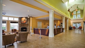 Un'ampia hall con camino, area salotto e reception.