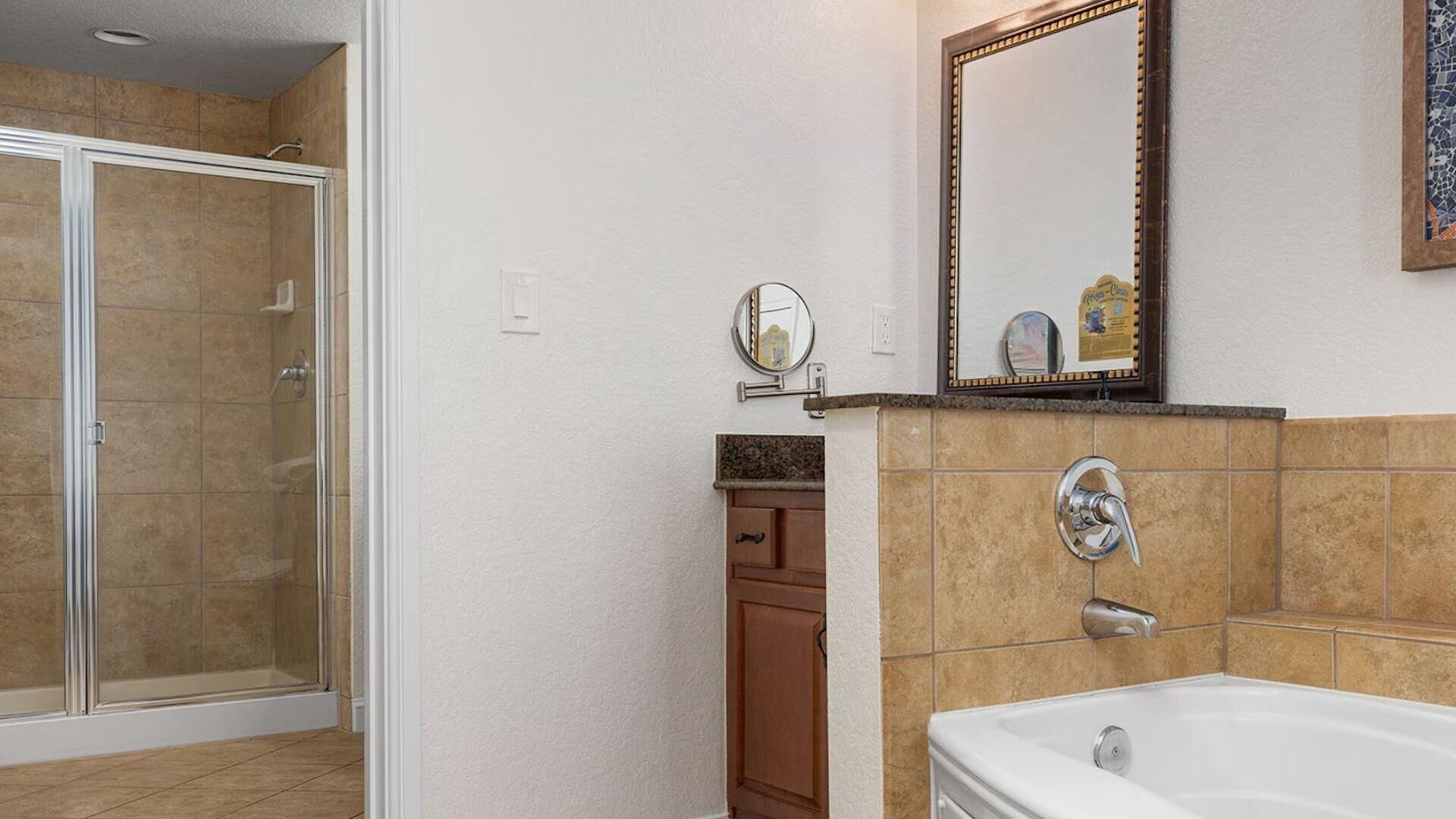 Un baño con ducha, lavabo con espejo y bañera.