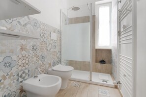 Regadera, bidet, toallas 