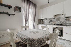 Fridge, microwave, dishwasher - GuestHost - A cozy and elegant 40 square meters apartment, perfect for four people, located on the second floor of a building without a lift.The property is strategically located, very close to the Istria M5 metro station: guests will be able to explore  (Milan)