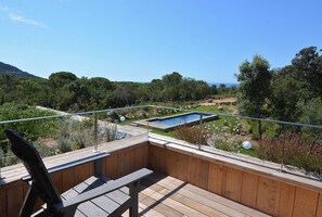 Property grounds - Architect-designed 4-bedroom villa with pool in palombaggia with sea view (Porto-Vecchio)
