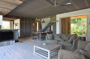 Living area - Architect-designed 4-bedroom villa with pool in palombaggia with sea view (Porto-Vecchio)