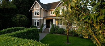 King bed, en-suite bathroom w/separate tub/shower