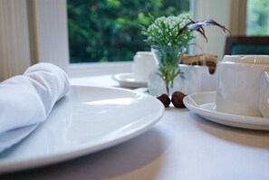 Unclassified image, 4 of 37, button - King bed, ensuite bathroom with shower (Vancouver)