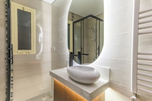 Shower, hair dryer, bidet, towels - Luxurious penthouse facing sea & Nature/hot tube/fire pit/tv 96 inch for movies (kesrwan)