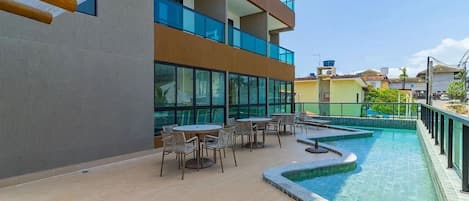 สระว่ายน้ำ