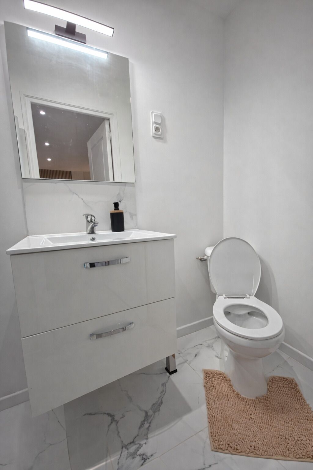 Haartrockner, Handtücher, Seife, Toilettenpapier