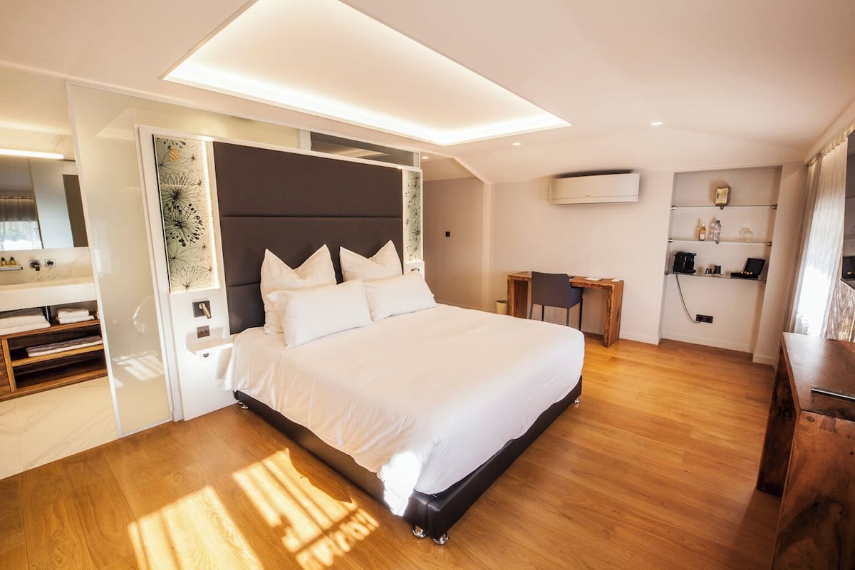 Superior Double Room, Garden View | Meja, ruang kerja komputer riba, kalis bunyi, seterika/papan seterika