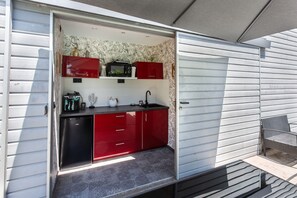 Fridge, microwave, stovetop, coffee/tea maker - La Romantique Guest Room with Shared Pool and Air Conditioning (Aigondigné)