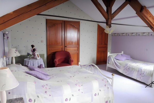 Unclassified image, 1 of 25, button - La Romantique Guest Room with Shared Pool and Air Conditioning (Aigondigné)