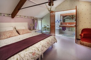 1 bedroom, WiFi, bed sheets - La Romantique Guest Room with Shared Pool and Air Conditioning (Aigondigné)