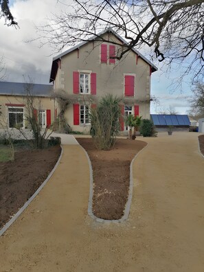 Property grounds - La Romantique Guest Room with Shared Pool and Air Conditioning (Aigondigné)