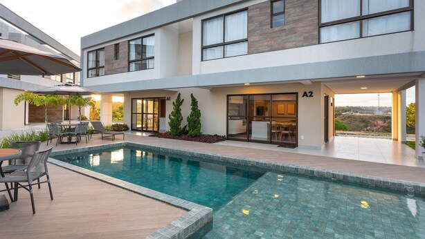 Ein modernes Gebäude mit Pool, Außenbereich und Blick auf die Landschaft.