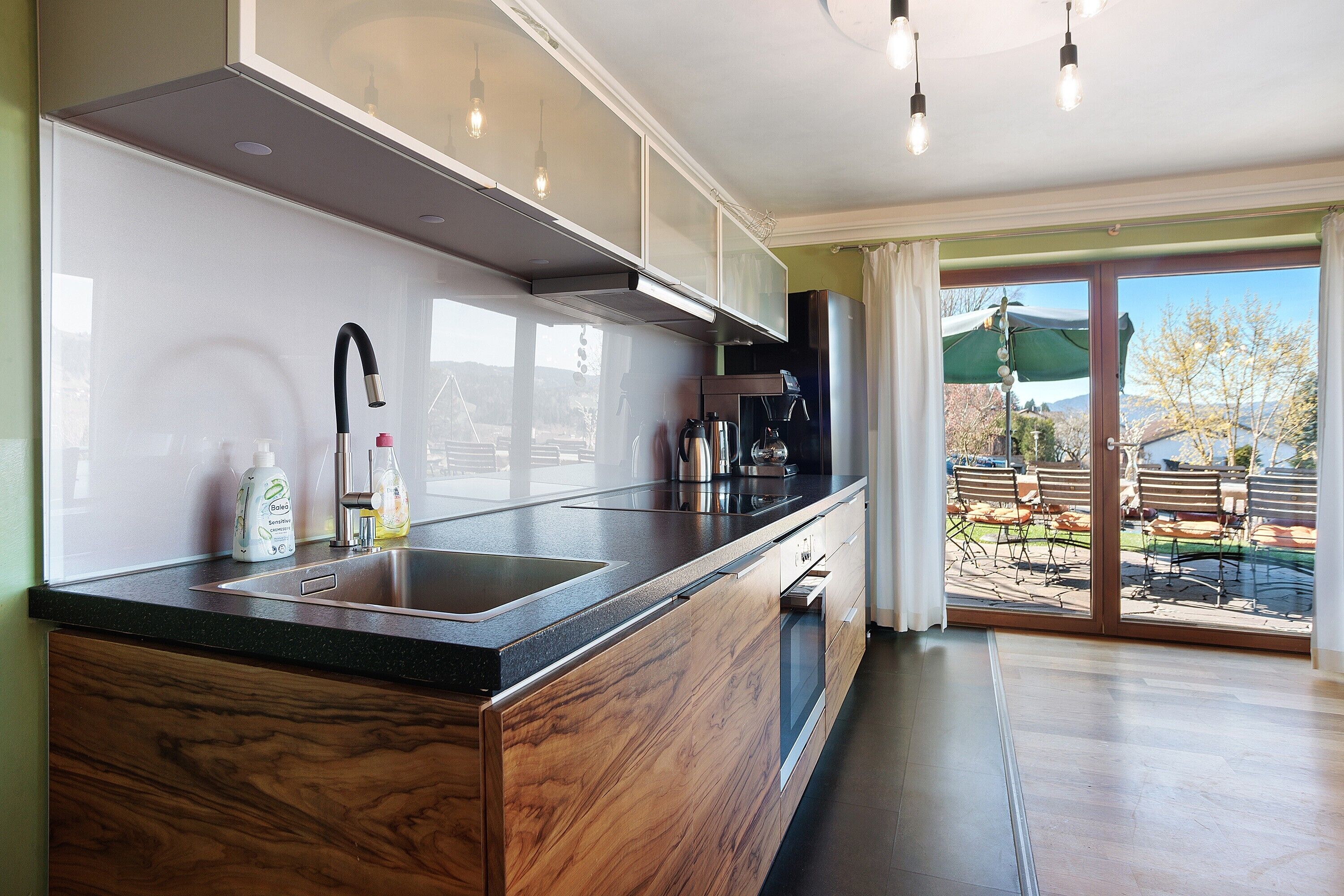 Jääkaappi, uuni, liesi, astianpesukone