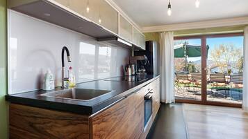 Jääkaappi, uuni, liesi, astianpesukone