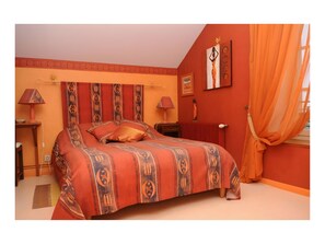 1 bedroom, WiFi, bed sheets - La Savane Guest Room with Shared Pool and Air Conditioning (Aigondigné)