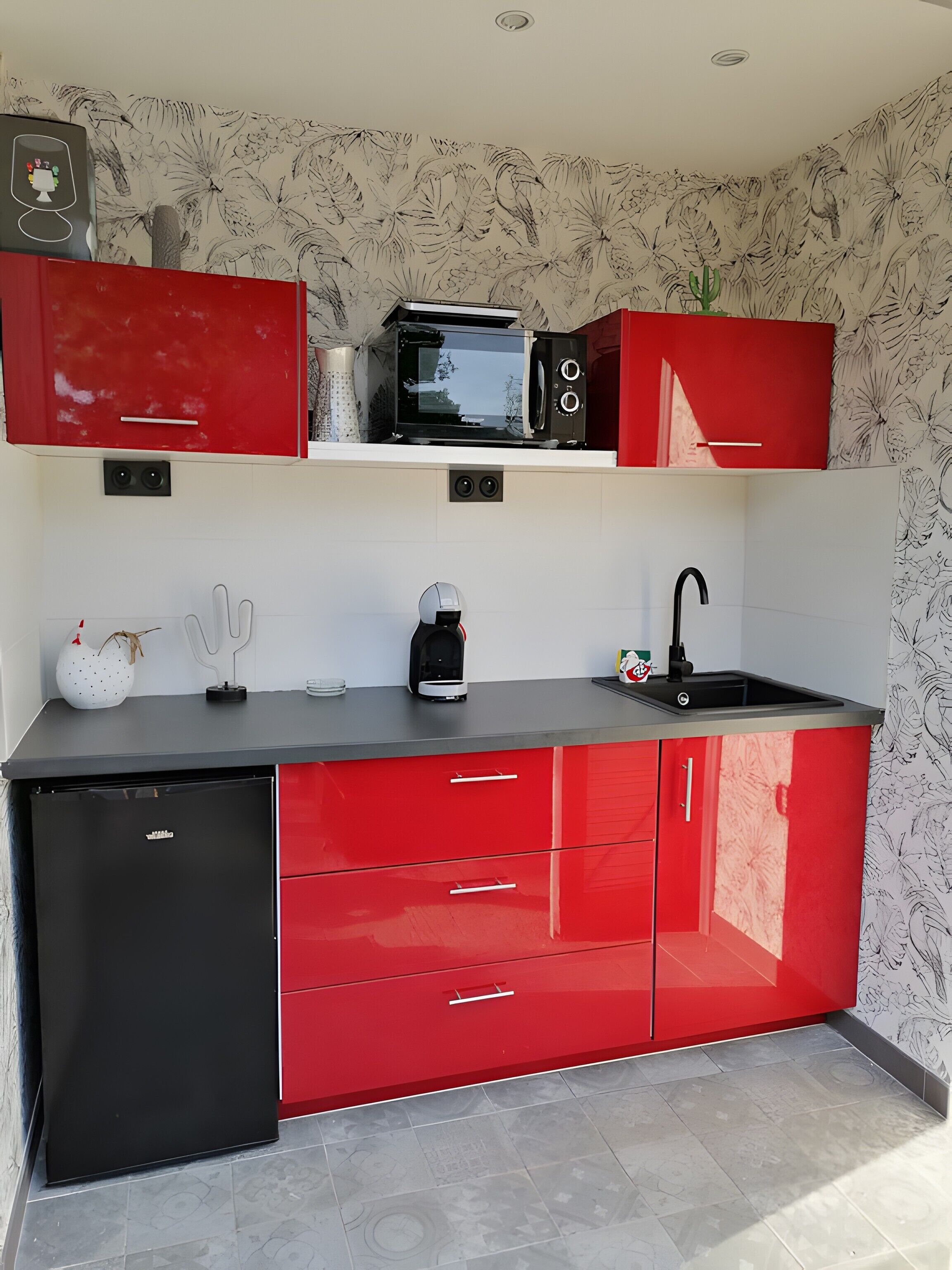 Refrigerador, microondas, placa de cocina, cafetera/tetera