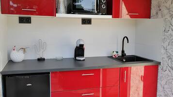 Refrigerador, microondas, placa de cocina, cafetera/tetera