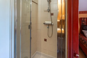 Shower, hair dryer, towels - La Savane Guest Room with Shared Pool and Air Conditioning (Aigondigné)