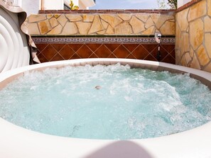 Outdoor spa tub - Holiday Home 'Town Center House with Jacuzzi' with Mountain View, Wi-Fi and Air Conditioning (Nerja)