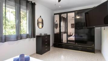 3 chambres, fer et planche à repasser, Wi-Fi, draps fournis