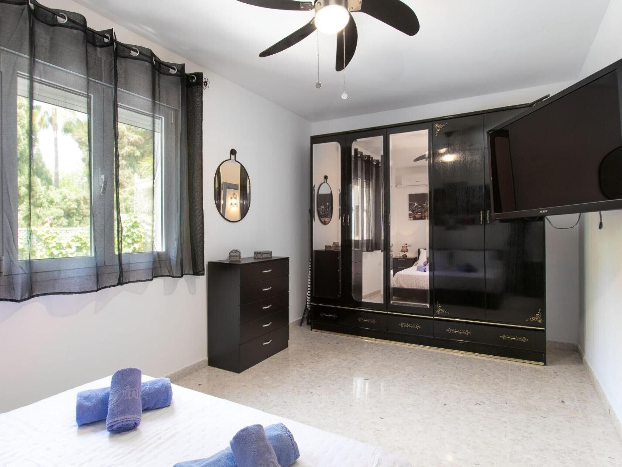 3 bedrooms, iron/ironing board, WiFi, bed sheets