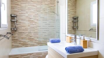 Shower, hair dryer, towels