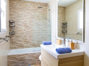 Douche, sèche-cheveux, serviettes fournies