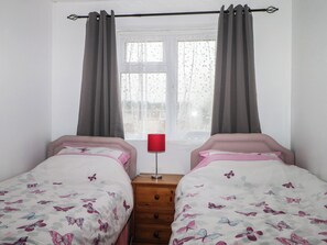 2 bedrooms, individually decorated, individually furnished, free WiFi - 90 Bay View (New Romney)